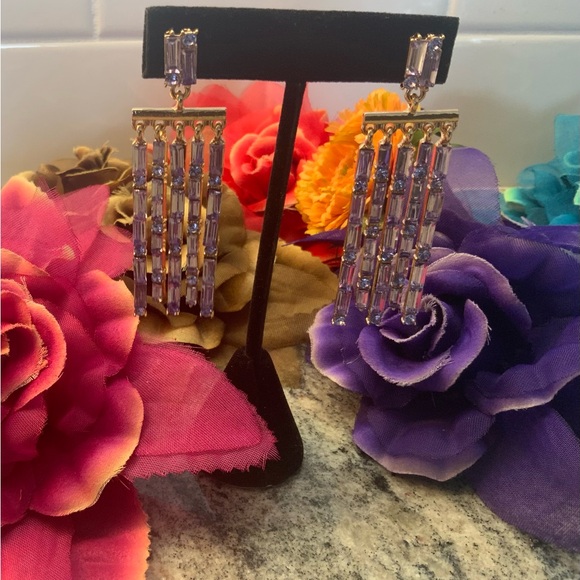 Bloomingdale's Jewelry - NWOT Light amethyst color dangling crystal, 🔥18k gold over silver 🔥earrings.